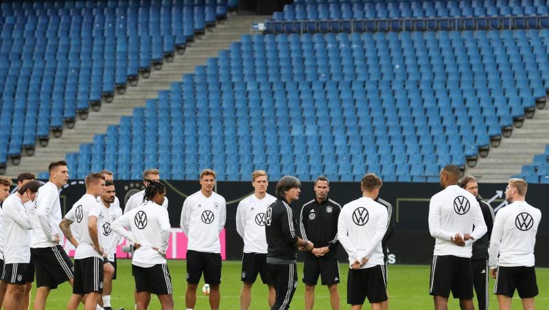 Bundestrainer Joachim Löw (M) spricht beim Abschlusstraining zur Mannschaft. Bundestrainer Joachim Löw (M) spricht beim Abschlusstraining zur Mannschaft.