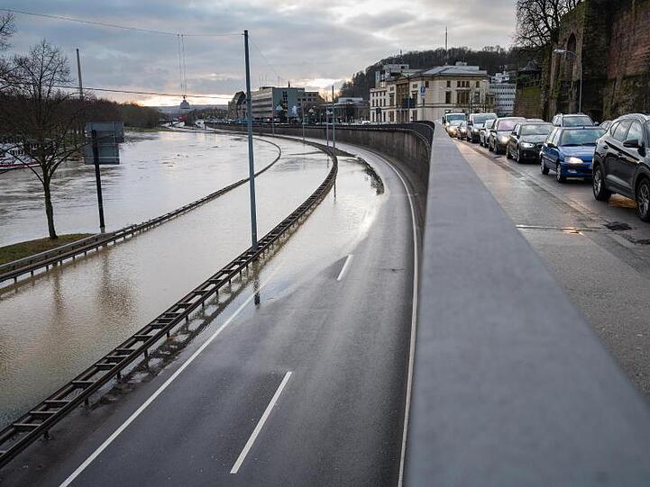 Ein Teil der Autobahn A620 in der Innenstadt von Saarbrücken wurde von der Saar überschwemmt.