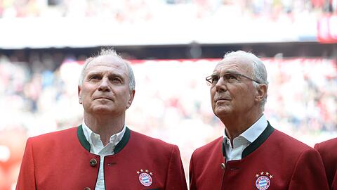 Uli Hoeneß (l) und der FC Bayern würdigen Franz Beckenbauer als die "größte Persönlichkeit" in der Geschichte des Vereins.