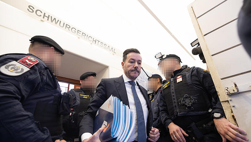 Der Angeklagte René Benko verlässt in einer Pause des zweiten Verhandlungstags mit Unterlagen den Schwurgerichtssaal im Landgericht Innsbruck. Der Angeklagte René Benko verlässt in einer Pause des zweiten Verhandlungstags mit Unterlagen den Schwurgerichtssaal im Landgericht Innsbruck.