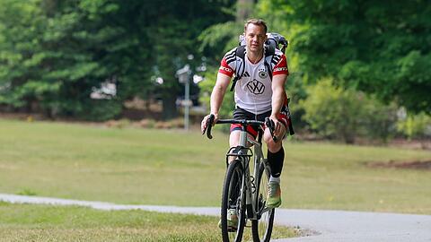 Manuel Neuer, "die Wade der Nation" - der Torh&uuml;ter kommt auch mal mit dem Fahrrad zum Training. (Archivbild)