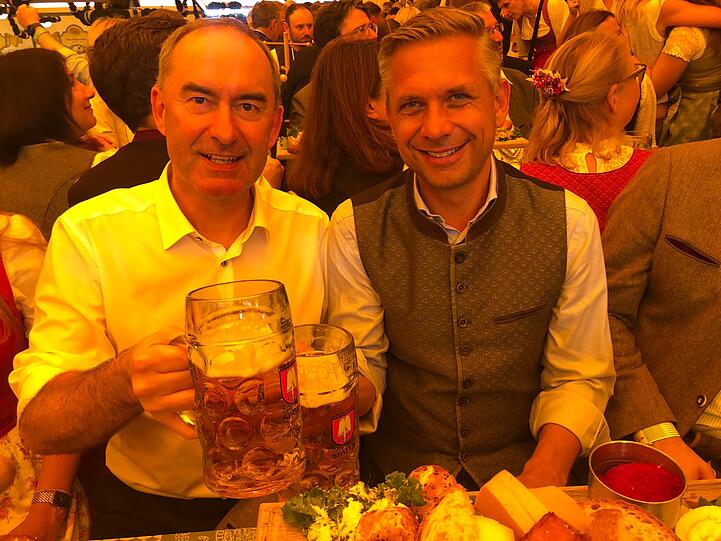 Der bayerische Wirtschaftsminister Hubert Aiwanger (li., Freie Wähler) gemeinsam mit dem österreichischen Wirtschaftsminister Wolfgang Hattmannsdorfer. Der bayerische Wirtschaftsminister Hubert Aiwanger (li., Freie Wähler) gemeinsam mit dem österreichischen Wirtschaftsminister Wolfgang Hattmannsdorfer.
