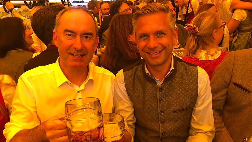 Der bayerische Wirtschaftsminister Hubert Aiwanger (li., Freie Wähler) gemeinsam mit dem österreichischen Wirtschaftsminister Wolfgang Hattmannsdorfer. Der bayerische Wirtschaftsminister Hubert Aiwanger (li., Freie Wähler) gemeinsam mit dem österreichischen Wirtschaftsminister Wolfgang Hattmannsdorfer.