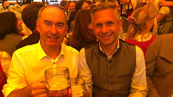 Der bayerische Wirtschaftsminister Hubert Aiwanger (li., Freie Wähler) gemeinsam mit dem österreichischen Wirtschaftsminister Wolfgang Hattmannsdorfer. Der bayerische Wirtschaftsminister Hubert Aiwanger (li., Freie Wähler) gemeinsam mit dem österreichischen Wirtschaftsminister Wolfgang Hattmannsdorfer.