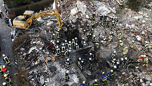 Die Feuerwehr am Ort der Explosion Die Feuerwehr am Ort der Explosion