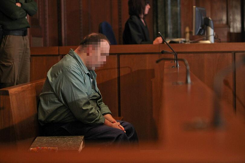 Der 49-jährige Angeklagte im Landgericht Nürnberg-Fürth  im Verhandlungssaal. Wegen einer brutalen Geiselnahme muss sich seit Freitag ein 49 Jahre alter Mann vor dem Landgericht Nürnberg-Fürth verantworten.