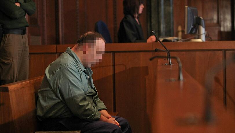 Der 49-jährige Angeklagte im Landgericht Nürnberg-Fürth im Verhandlungssaal. Wegen einer brutalen Geiselnahme muss sich seit Freitag ein 49 Jahre alter Mann vor dem Landgericht Nürnberg-Fürth verantworten. Der 49-jährige Angeklagte im Landgericht Nürnberg-Fürth im Verhandlungssaal. Wegen einer brutalen Geiselnahme muss sich seit Freitag ein 49 Jahre alter Mann vor dem Landgericht Nürnberg-Fürth verantworten.