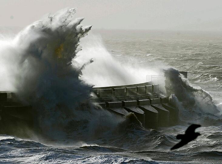 Heftige Wellen im Hafen von Newhaven.