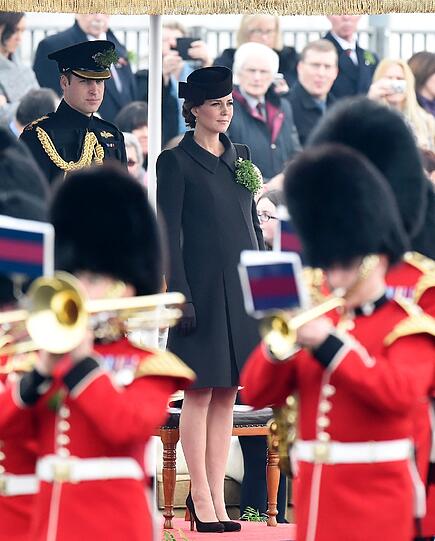 Herzogin Kate überreicht den Soldaten des Regiments Irish Guards am St. Patrick's Day  Sträußchen aus Kleeblättern