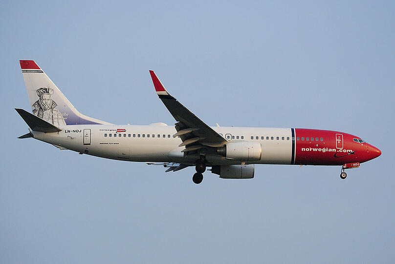 Ein Flieger der Airline Norwegian musste am Donnerstag nach einer Kollision mit einem Vogelschwarm seinen Flug abbrechen. (Archivbild)