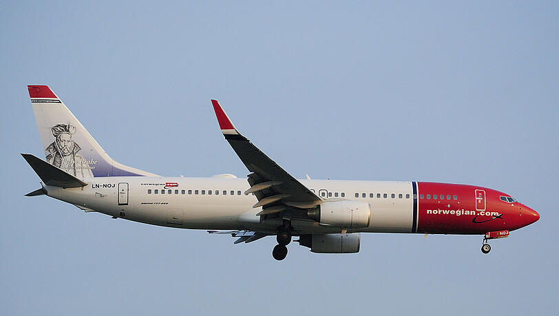 Ein Flieger der Airline Norwegian musste am Donnerstag nach einer Kollision mit einem Vogelschwarm seinen Flug abbrechen. (Archivbild) Ein Flieger der Airline Norwegian musste am Donnerstag nach einer Kollision mit einem Vogelschwarm seinen Flug abbrechen. (Archivbild)