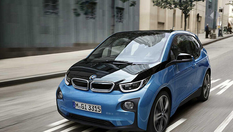 Dank Akkus mit höherer Kapazität gibt es den BMW i3 ab dem Sommer auch mit deutlich höherer Praxis-Reichweite. Dank Akkus mit höherer Kapazität gibt es den BMW i3 ab dem Sommer auch mit deutlich höherer Praxis-Reichweite.