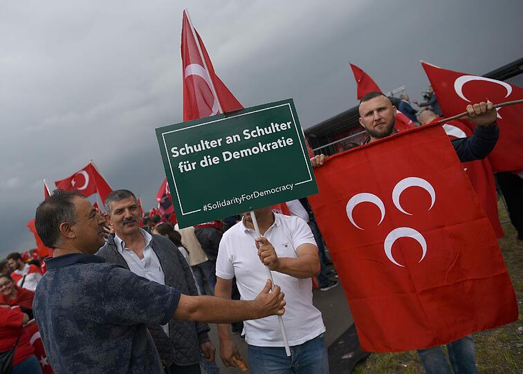 Ca. 30.000 Deutsch-Türken solidarisieren sich in Köln bei einer Kundgebung mit dem türkischen Staatspräsidenten Erdogan - die Bilder.