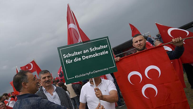 Ca. 30.000 Deutsch-Türken solidarisieren sich in Köln bei einer Kundgebung mit dem türkischen Staatspräsidenten Erdogan - die Bilder. Ca. 30.000 Deutsch-Türken solidarisieren sich in Köln bei einer Kundgebung mit dem türkischen Staatspräsidenten Erdogan - die Bilder.