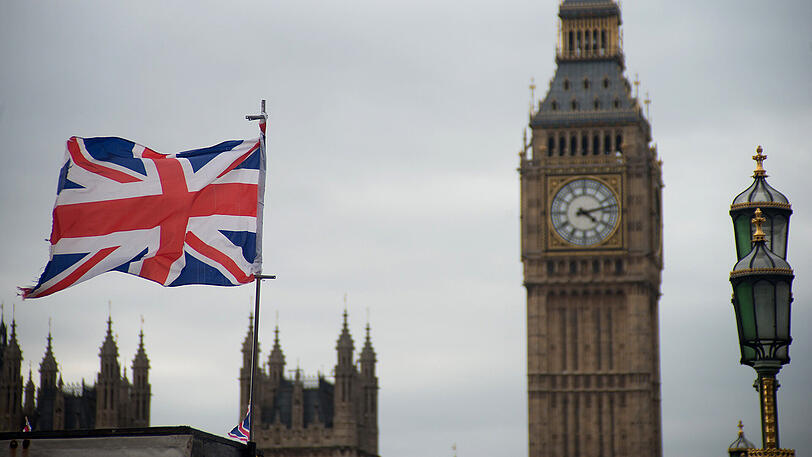 Mindestens vier Menschen sind bei einem Terroranschlag nahe des britischen Parlaments getötet worden.