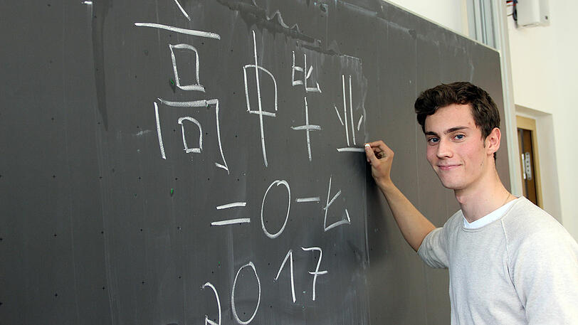 "Abitur 2017" schreibt Leon Habig in chinesischen Schriftzeichen an die Tafel. Am Freitag macht er sein Abi auf Chinesisch.