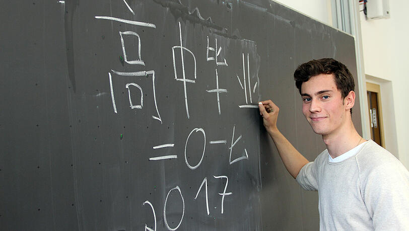 "Abitur 2017" schreibt Leon Habig in chinesischen Schriftzeichen an die Tafel. Am Freitag macht er sein Abi auf Chinesisch.