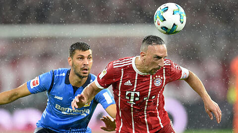 Bayern-Star Franck Ribéry (rechts) im Duell mit dem Leverkusener Aleksandar Dragovic.