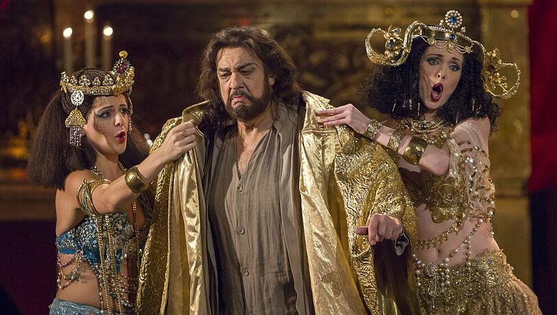 Plácido Domingo hat in seiner langen Karriere über 130 Rollen gesungen, darunter auch den Athanael in Jules Massenets „Thais“ – einen Mönch, der sich in eine Hure verliebt, die zur Heiligen wird, während er von seinen sexuellen Gelüsten nicht loskommt. Plácido Domingo hat in seiner langen Karriere über 130 Rollen gesungen, darunter auch den Athanael in Jules Massenets „Thais“ – einen Mönch, der sich in eine Hure verliebt, die zur Heiligen wird, während er von seinen sexuellen Gelüsten nicht loskommt.