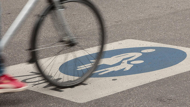 Weil er mit dem Fahrrad zu schnell durch die Fußgängerzone gerollt ist, muss der Mann 15 Euro zahlen.