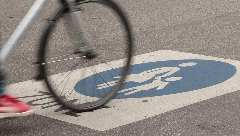 Weil er mit dem Fahrrad zu schnell durch die Fußgängerzone gerollt ist, muss der Mann 15 Euro zahlen. Weil er mit dem Fahrrad zu schnell durch die Fußgängerzone gerollt ist, muss der Mann 15 Euro zahlen.