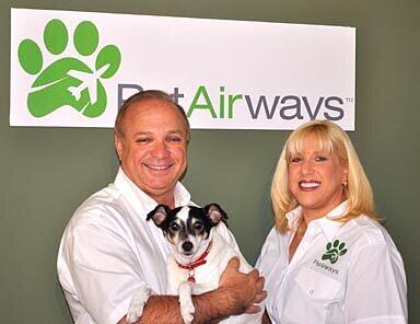 Pet Airways: Dan, Zoe & Hündin Alysa, Foto: Pet Airways