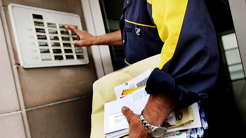 Der Unbekannte hatte eine Uniform ähnlich der eines Postboten an. (Symbolbild)