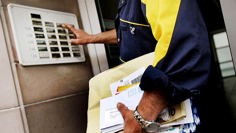 Der Unbekannte hatte eine Uniform ähnlich der eines Postboten an. (Symbolbild) Der Unbekannte hatte eine Uniform ähnlich der eines Postboten an. (Symbolbild)