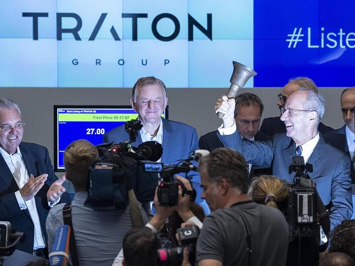 Andreas Renschler (M), Vorstandsvorsitzender der Traton SE, freut sich über den Börsengang des Unternehmens im Juni 2019.