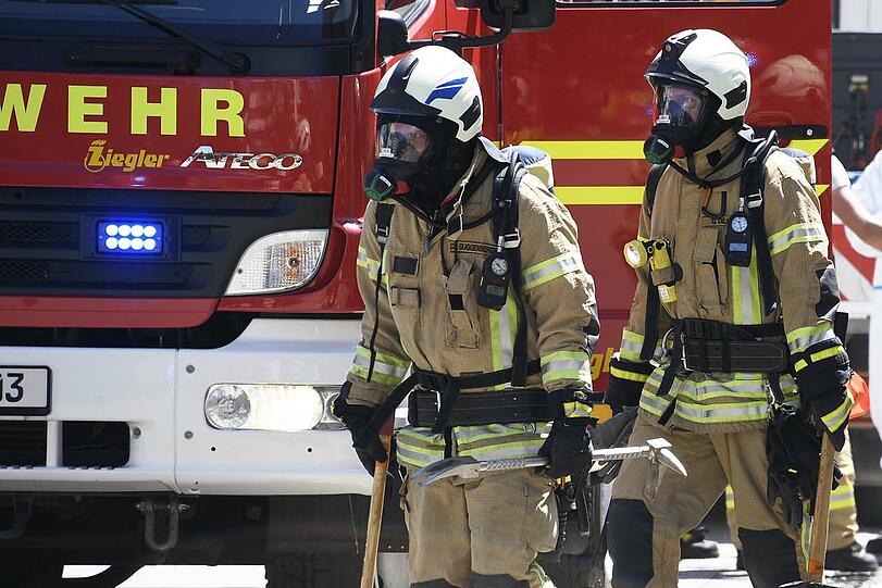 Atemschutz-Trupps fanden einen Kellerbrand vor, parallel dazu lief die Rettung einer schwerverletzten Person sowie von durch Rauch eingeschlossener Bewohner über eine Leiter.