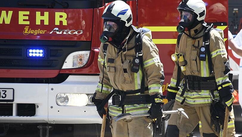Atemschutz-Trupps fanden einen Kellerbrand vor, parallel dazu lief die Rettung einer schwerverletzten Person sowie von durch Rauch eingeschlossener Bewohner über eine Leiter. Atemschutz-Trupps fanden einen Kellerbrand vor, parallel dazu lief die Rettung einer schwerverletzten Person sowie von durch Rauch eingeschlossener Bewohner über eine Leiter.