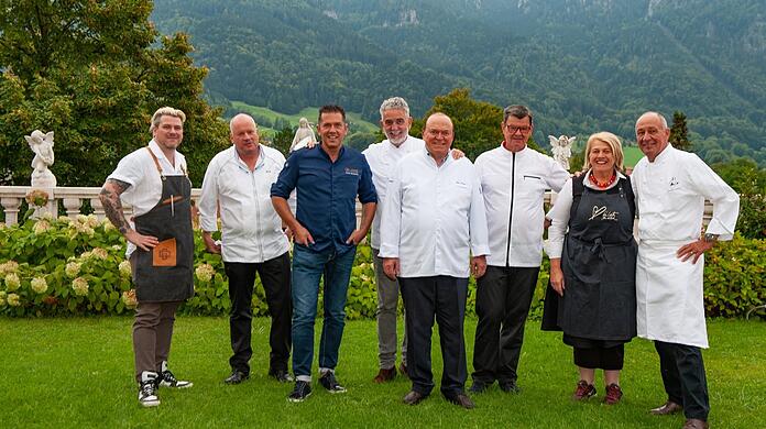 Gourmet-Gipfel: Heinz Winkler (M.) mit den Koch-Kollegen (v. l.) Daniel Gottschlich (zwei Sterne), Jacob Jan Boerma (zwei Sterne), Dieter Koschina (zwei Sterne), Mario Gamba (ein Stern), Harald Wohlfahrt (25 Jahre drei Sterne), Léa Linster (ein Stern), Marc Haeberlin (drei Sterne).