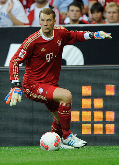 MANUEL NEUER NOTE 2 Im komplett roten Dress. Neuer Schwung? Sein Solo an die Außenlinie war ziemlich cool (14.). Holte einen Kopfball von Lewandowski von der Linie.