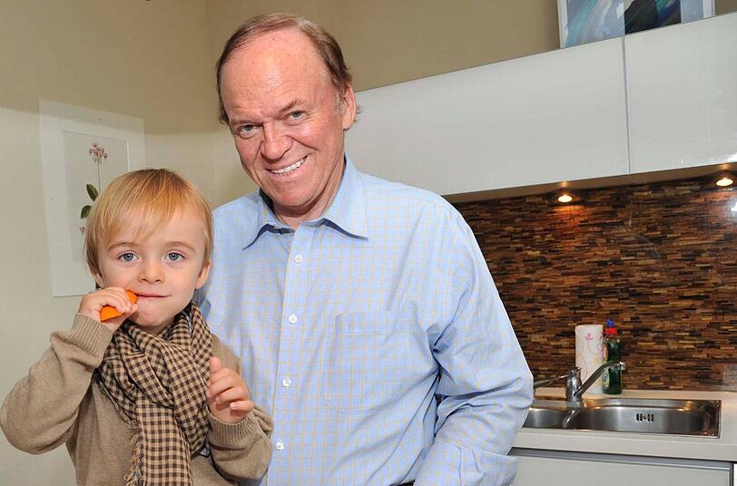 Möchte den Kleinen ganz bei sich haben: Heinz Winkler mit Sohn Constantin.