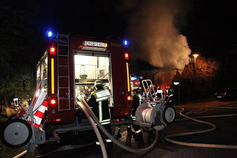 Wohnhaus und Pkw in Mühltal in Vollbrand. Bilder vom Großeinsatz der Feuerwehr.