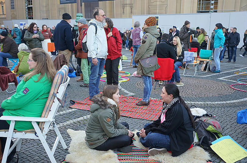 Augenkontakt und Umarmungen auf dem Odeonsplatz: Die Bilder von der Aktion am Sonntag.
