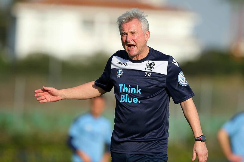 Trainer Benno Möhlmann wütend: Der Rasen an der Grünwalder Straße blieb offenbar ungepflegt.