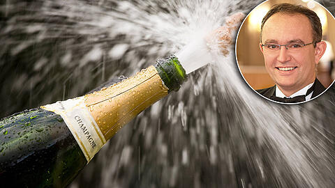 Eine Flasche Champagner sprudelt beim Öffnen. Allerdings muss es nicht immer der teure Schampus sein, damit es an Silvester schön schäumt. Stéphane Thuriot, Chef-Sommelier im Hotel Königshof, gibt hilfreiche Tipps.