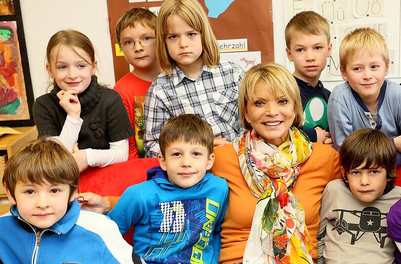 Uschi Glas in der Guardinistraße: Sie las der 2a aus der "Kleinen Hexe" vor.