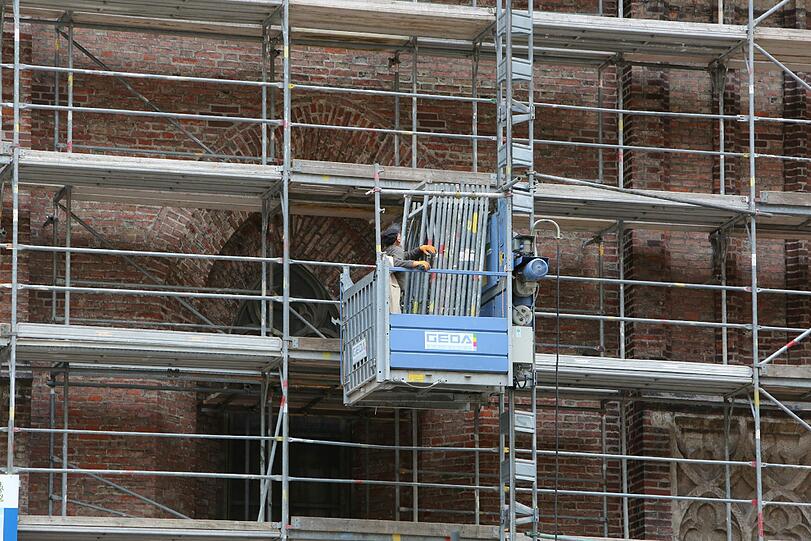 Arbeit in luftiger Höhe: 98,45 Meter ist der Südturm hoch.