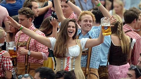 Wiesnbesucher feiern im Hofbräuzelt auf dem Oktoberfest.