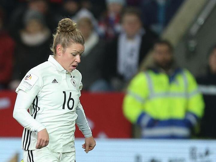 Die deutsche Linda Dallmann führt den Ball. Foto: Friso Gentsch/Archiv