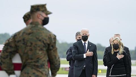 US-Präsident Joe Biden (2.v.r) und First Lady Jill Biden (r) bei der Rückführung von 11 der 13 US-Soldaten, die beim Selbstmordanschlag in Kabul getötet wurden.