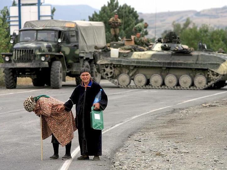 «Wie lange bleibt ihr?» Georgische Flüchtlinge vor einem russischen Panzer in Gori.