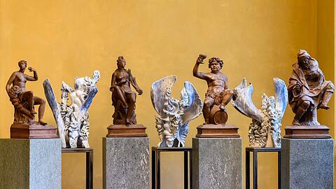 Wie fürs Bayerische Nationalmuseum gemacht – und natürlich auch für die Terrakotta-Figuren aus der Werkstatt von Hubert Gerhard. Keiyona Constanze Stumpf, die augenblicklich noch ihr Atelier in der Nähe von Augsburg hat, aber bald in die Vereinigten Staaten wechseln will, kommt dem speziellen Swing der Werke des 16. bis 18. Jahrhunderts ziemlich nahe. Entsprechend viel haben sich beide Seiten zu erzählen.