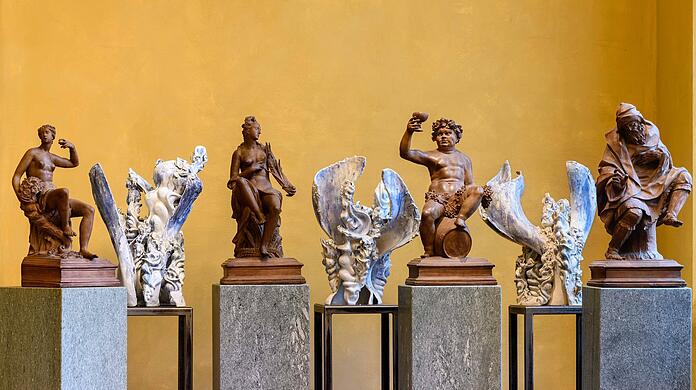 Wie fürs Bayerische Nationalmuseum gemacht – und natürlich auch für die Terrakotta-Figuren aus der Werkstatt von Hubert Gerhard. Keiyona Constanze Stumpf, die augenblicklich noch ihr Atelier in der Nähe von Augsburg hat, aber bald in die Vereinigten Staaten wechseln will, kommt dem speziellen Swing der Werke des 16. bis 18. Jahrhunderts ziemlich nahe. Entsprechend viel haben sich beide Seiten zu erzählen.