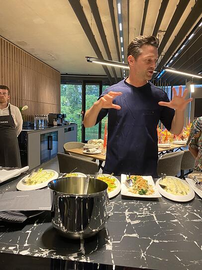 Alexander Kumptner liebt es, über Essen zu reden.