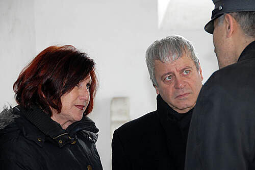 Entsetzte Gesichter: Ein Wärter sagt Roswitha und Rinaldo Talamonti, dass sie die Trauerfeier verlassen sollen.