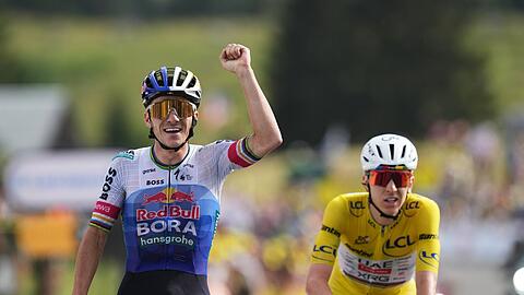 Remco Evenepoel (l) nach seinem Sieg auf der 15. Etappe.