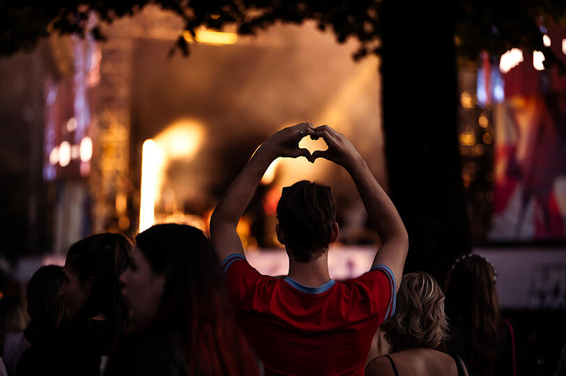 Mit Herz dabei: Ein Fan beim Superbloom in M&uuml;nchen.